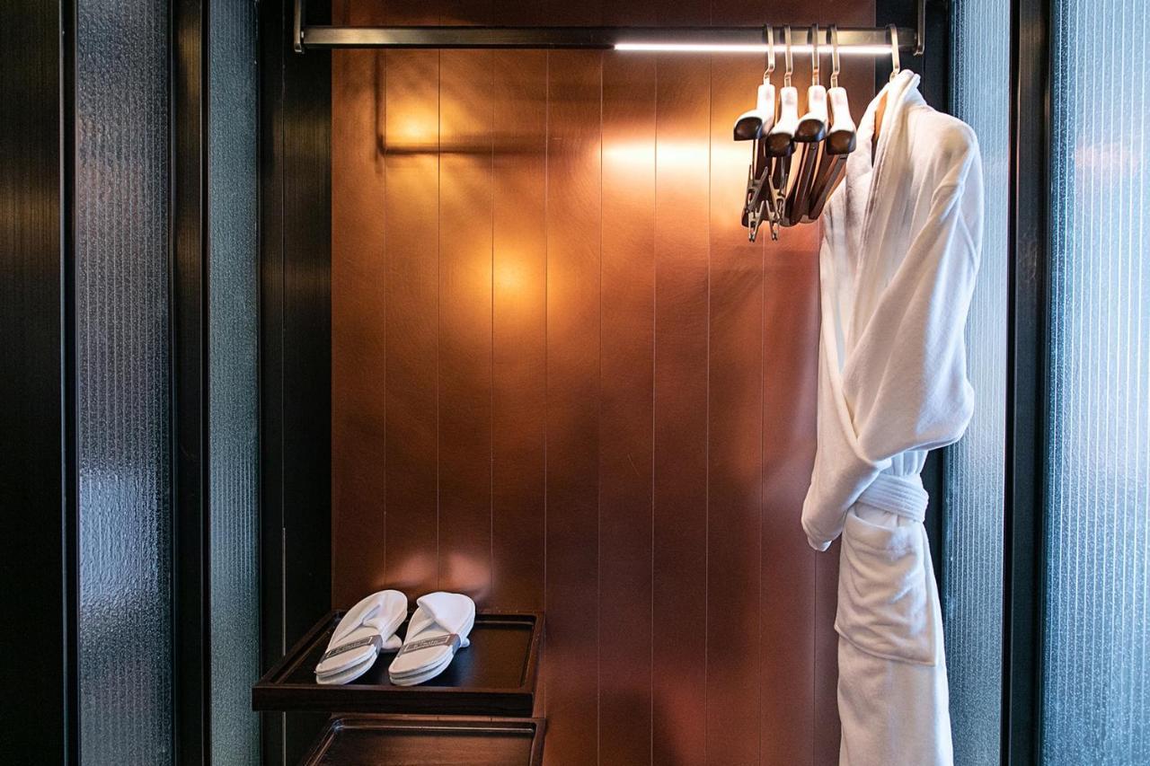 Mumian Beijing Daxing International Airport, Part Of Hyatt Hotel Bagian luar foto A bathrobe and slippers in a hotel room