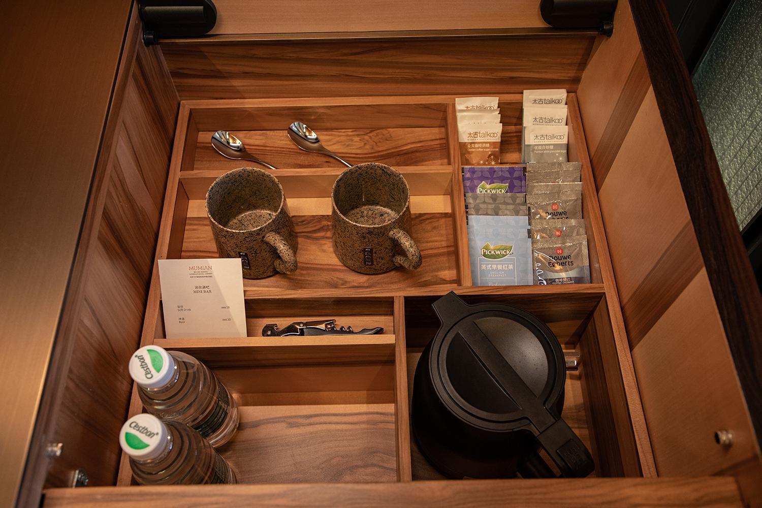 Mumian Beijing Daxing International Airport, Part Of Hyatt Hotel Bagian luar foto A tea and coffee making facility in a hotel room